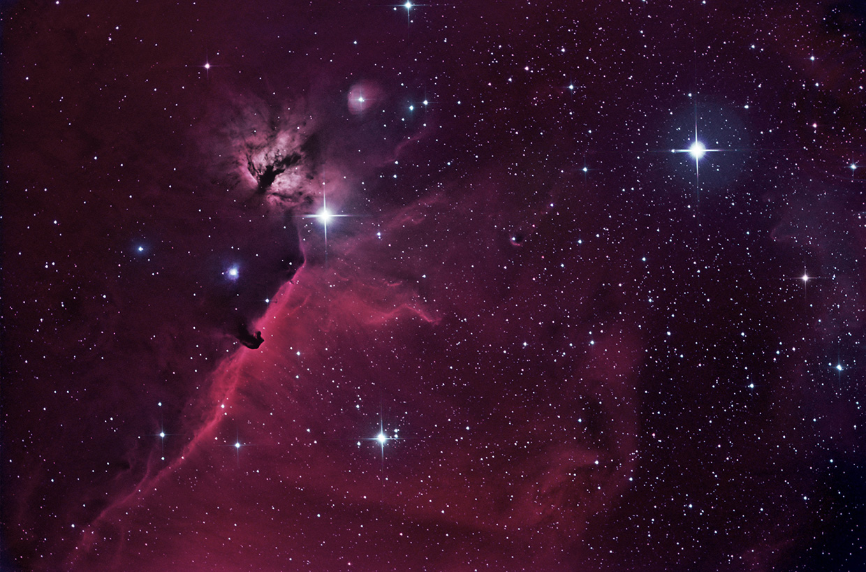 Riddaraþokan (B 33) og Logaþokan - Horsehead (B33) and the Flame nebula.