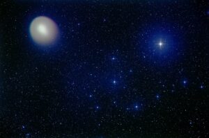 Halastjarna 17P/Holmes þann 10. nóvember 2007. Bjartasta stjarna t.h. er Mirfak í Perseusi. -  The comet 17P/Holmes on November 10, 2007, The brightest star to right is Mirfak in Perseus.