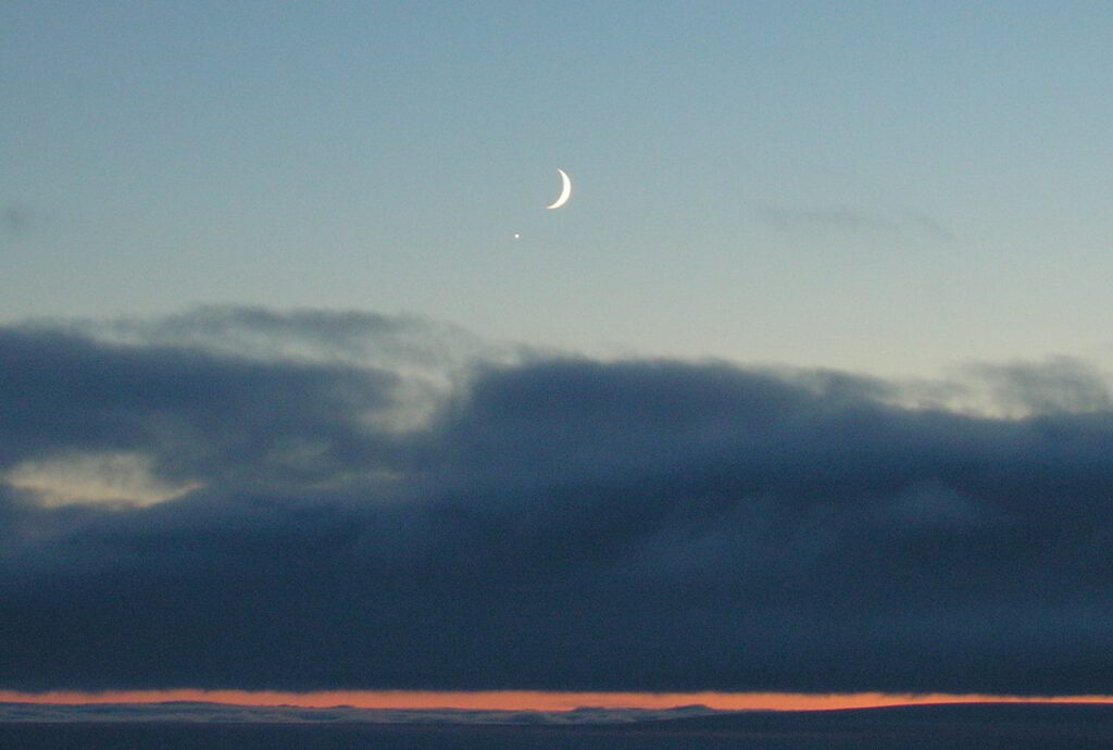 Samstaða tungls og Venusar. Myndin tekin kl. 00:54 að morgni 20 maí 2007. —  Conjunction of  Moon and Venus. Image taken at 00:54 on May 20, 2007.