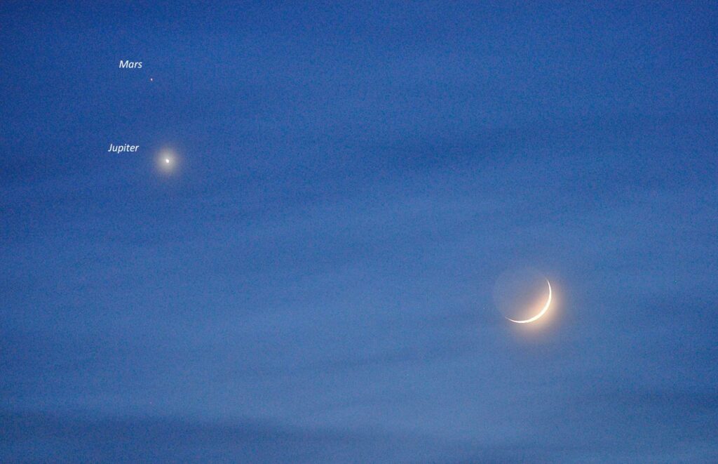 Þrenningarsamstaða tungls og Venusar og Mars. Mynd tekin kl. 18:57 að kvöldi 20. febrúar 2015. —  Conjunction of Moon, Venus and Mars. Image taken at 18:57 on February 20, 2015.