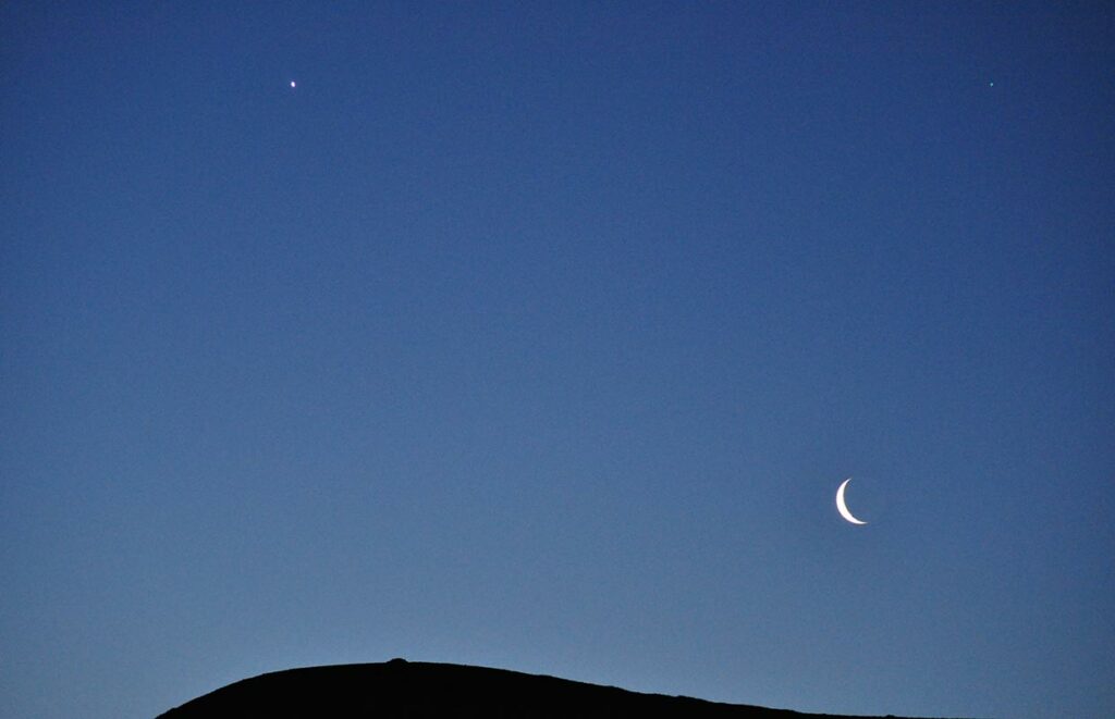 Samstaða tungls og Satúrnusar. Myndin tekin kl. 09:33, að morgni 3. nóvember 2010. —  Conjunction of  Moon and Venus. Image taken at 09:33 on November 3, 2010.
