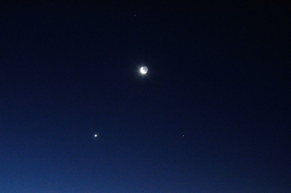 Samstaða tunglsins, Venusar og stjörnunnar Spíku í Meyjunni. Myndin tekin kl. 08:32 að morgni 3. desember 2018. —  Conjunction of the Moon, Venus and the star Spica. Image taken at 08:32 on December 3, 2018.