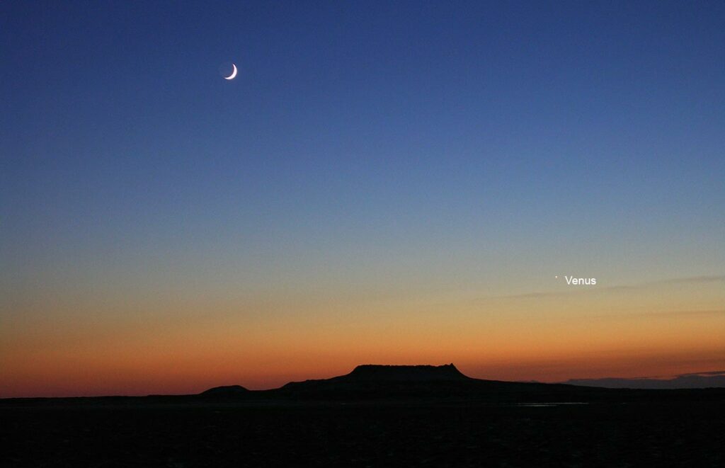 Samstaða tungls og Venusar. Mynd tekin kl. 18:02 að kvöldi 21. janúar 2007 —  Conjunction of  Moon and Venus. Image taken at 18:02 on January 21, 2007.