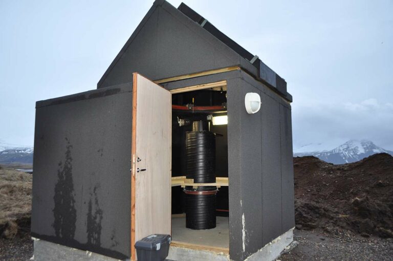 Stjörnustöðin á Markúsarþýfishól. - the Markúsarþýfishóll Observatory.